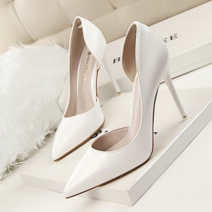 Talons hauts et fin en cuir verni pour femmes