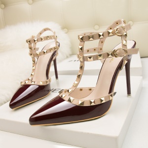 Femmes talons hauts en cuir verni Rivets en métal
