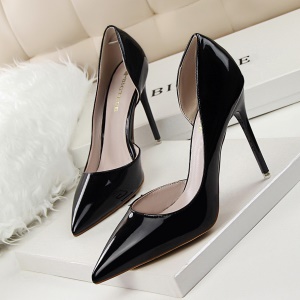 Talons hauts et fin en cuir verni pour femmes