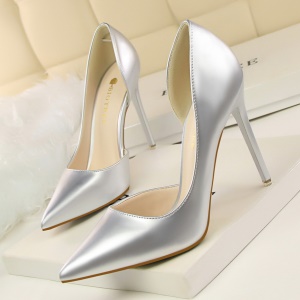 Talons hauts et fin en cuir verni pour femmes
