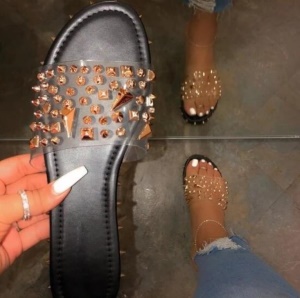 Pantoufles pour femmes avec rivets et sangle