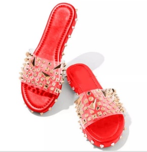 Pantoufles pour femmes avec rivets et sangle