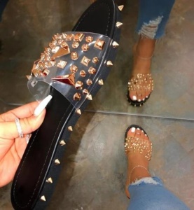 Pantoufles pour femmes avec rivets et sangle