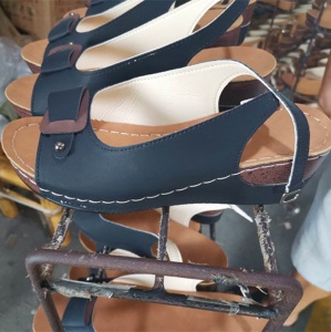 Sandales pour femmes avec talon haut et courroie à la cheville