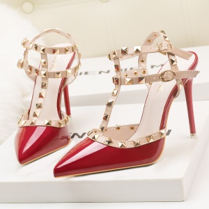 Femmes talons hauts en cuir verni Rivets en métal