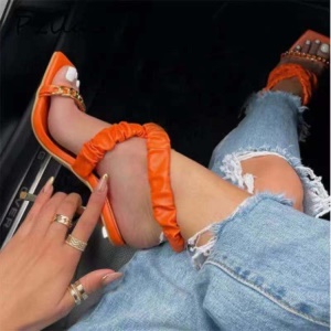 Chaussures à talons hauts en cuir plissé pour femmes