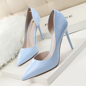 Talons hauts et fin en cuir verni pour femmes