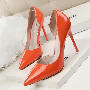 Talons hauts et fin en cuir verni pour femmes