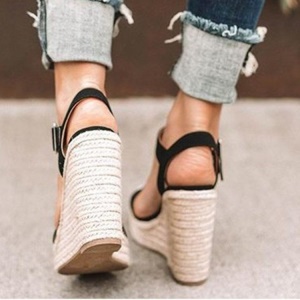 Sandales pour femmes avec tissu et semelle épaisse