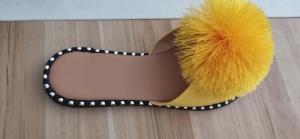 Pantoufles pour femmes avec accessoires boules de laine