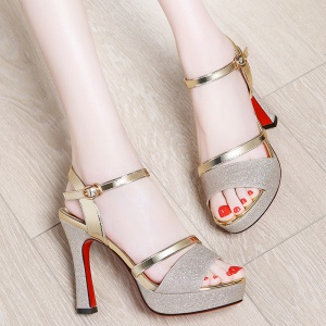 Talons hauts et fin en cuir synthétique