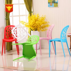 Chaise simple en plastique