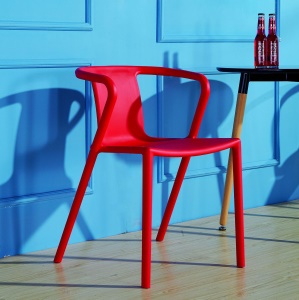 Chaise en plastique avec accoudoirs