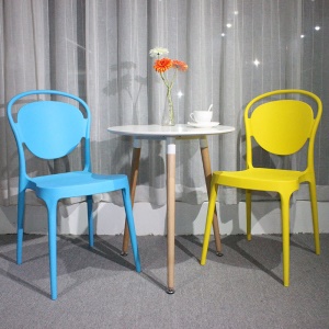 Chaise en plastique antidérapant