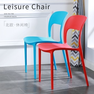 Chaise en plastique simple