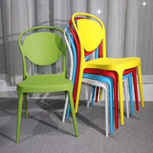 Chaise en plastique antidérapant