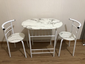Ensemble de table et de chaises( une table + deux chaises)