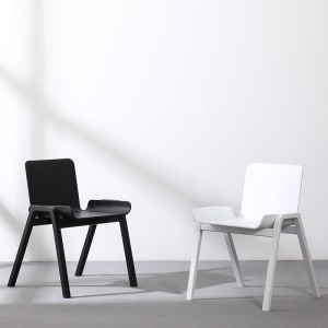 Chaise simple en bois massif