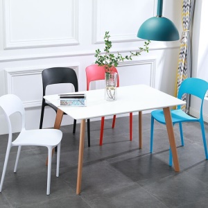 Chaise en plastique simple