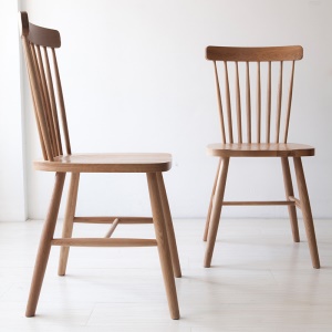 Chaise simple en bois massif