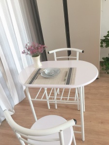 Ensemble de table et de chaises( une table + deux chaises)