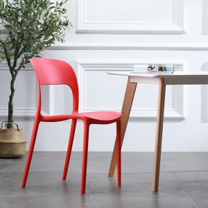 Chaise en plastique simple