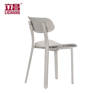 Chaise en plastique antidérapant