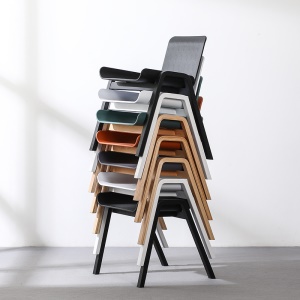 Chaise simple en bois massif