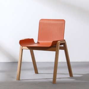 Chaise simple en bois massif