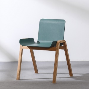 Chaise simple en bois massif