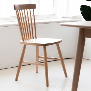Chaise simple en bois massif