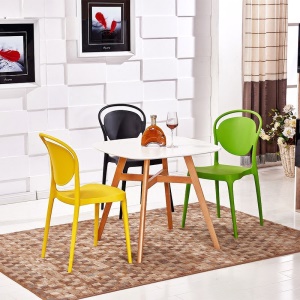 Chaise en plastique antidérapant