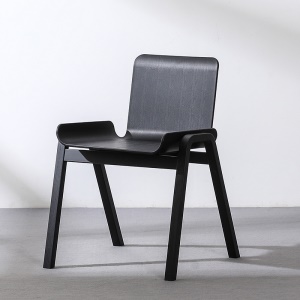Chaise simple en bois massif