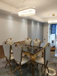 Table de salle à manger et chaises avec cadre en acier inoxydable