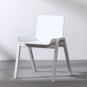 Chaise simple en bois massif