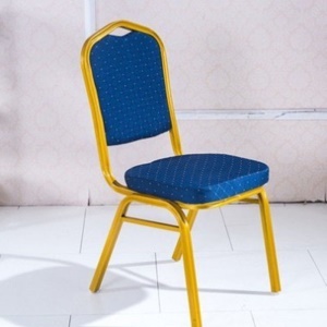 Chaise en cadre métallique avec pieds antidérapants
