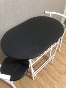 Ensemble de table et de chaises( une table + deux chaises)
