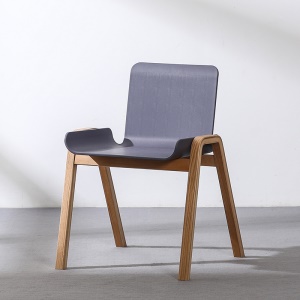 Chaise simple en bois massif