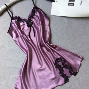 Robe de nuit  à bretelles et à col en V  imitation soie