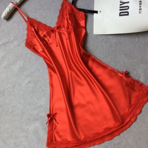 Robe de nuit  à bretelles et à col en V  imitation soie
