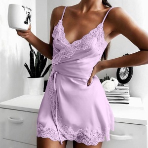 Femme robe de nuit avec bordure en dentelle