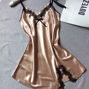 Robe de nuit  à bretelles et à col en V  imitation soie
