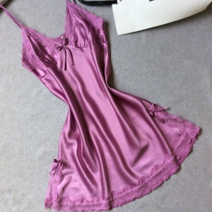 Robe de nuit  à bretelles et à col en V  imitation soie