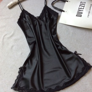 Robe de nuit  à bretelles et à col en V  imitation soie