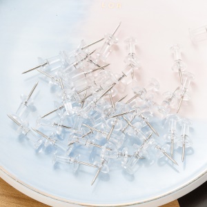 Punaises en plastique transparent