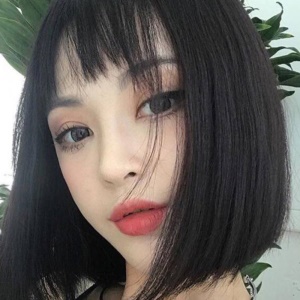Perruque synthétique cosplay aux cheveux courts