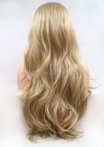 Perruque synthétique aux cheveux blonds longs ondulés
