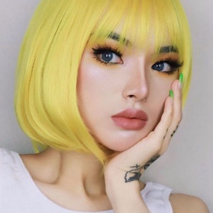 Perruque synthétique cosplay aux cheveux courts