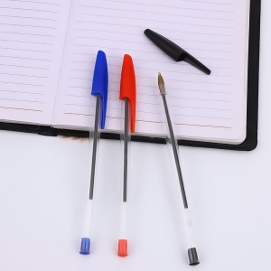 Stylo à bille lot de 50pcs 0.7 mm en plastique noir/bleu/rouge