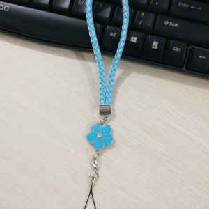 Cordon pour téléphone portable tressé avec pendentif fleur